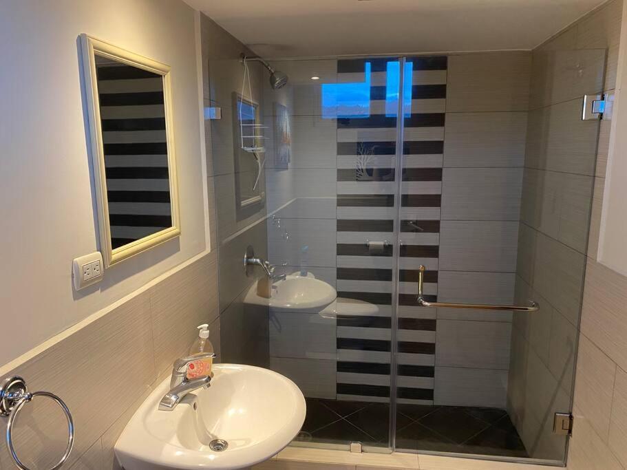 2 Rooms, 1 King Size Bed, 64" Smart Hdtv Guatemala Dış mekan fotoğraf